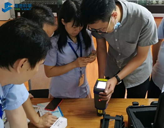 手持光譜儀現（xiàn）場操作照