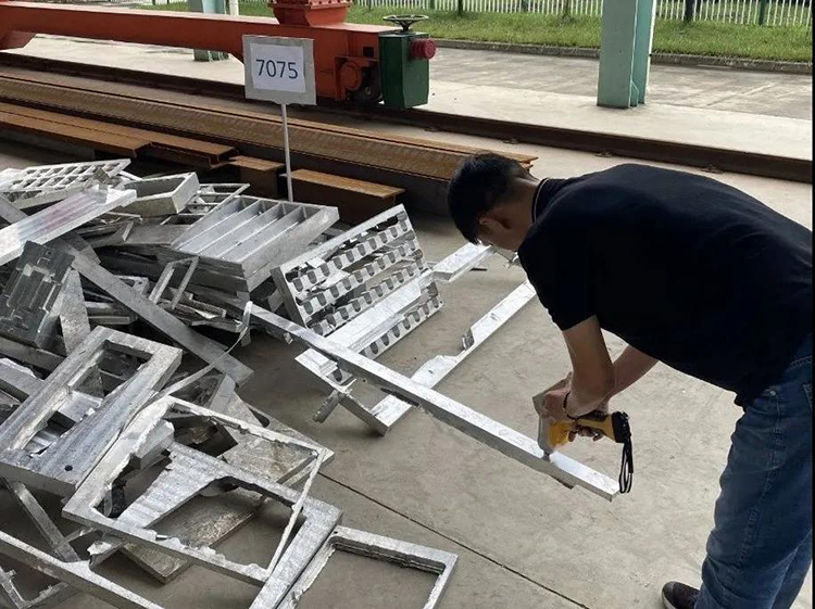 手（shǒu）持式激光光譜儀（yí）