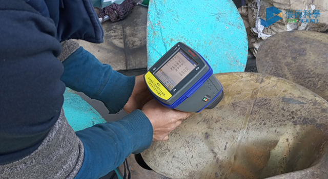 手持式X射（shè）線熒光光譜儀現場