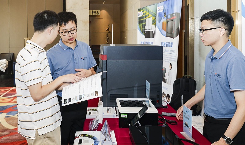 銷售總經理為客戶展（zhǎn）示（shì）商品，耐心答疑（yí）解惑