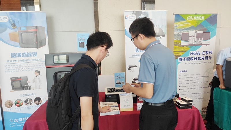 銷售總經理（lǐ）為客戶展示（shì）商品，耐心答疑解惑