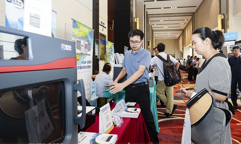 銷售總經理為客戶展示商（shāng）品，耐心答疑（yí）解惑