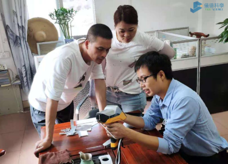 我司工程師詳細（xì）為用（yòng）戶講解手持激光誘導擊穿光譜儀操作方法1