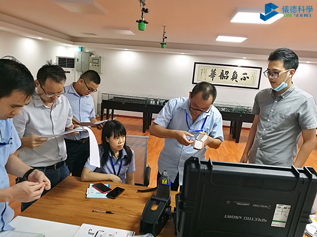 我司工程師（shī）現場介紹安裝手持式合（hé）金元素分析儀