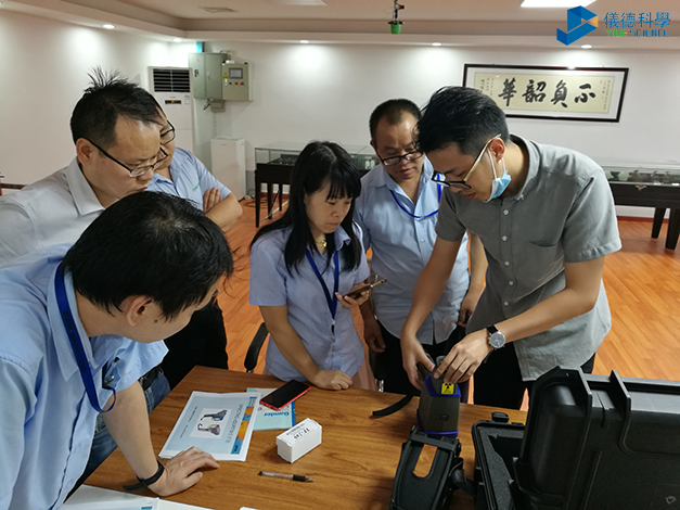 我司（sī）工程師（shī）現場介紹安裝手持式合金元素分析儀